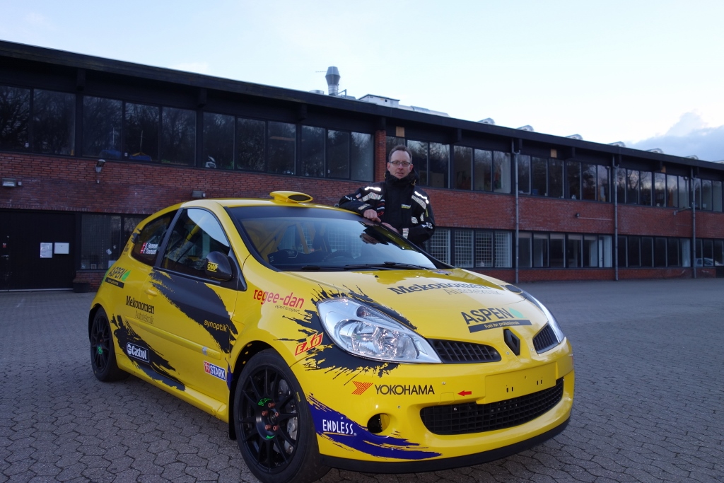 Klaus Hammer med sin Renault Clio R3 Maxi i nyt design og med nye partnere - Vi glæder os til den nye sæson!
(Foto: Hammer Motorsport)